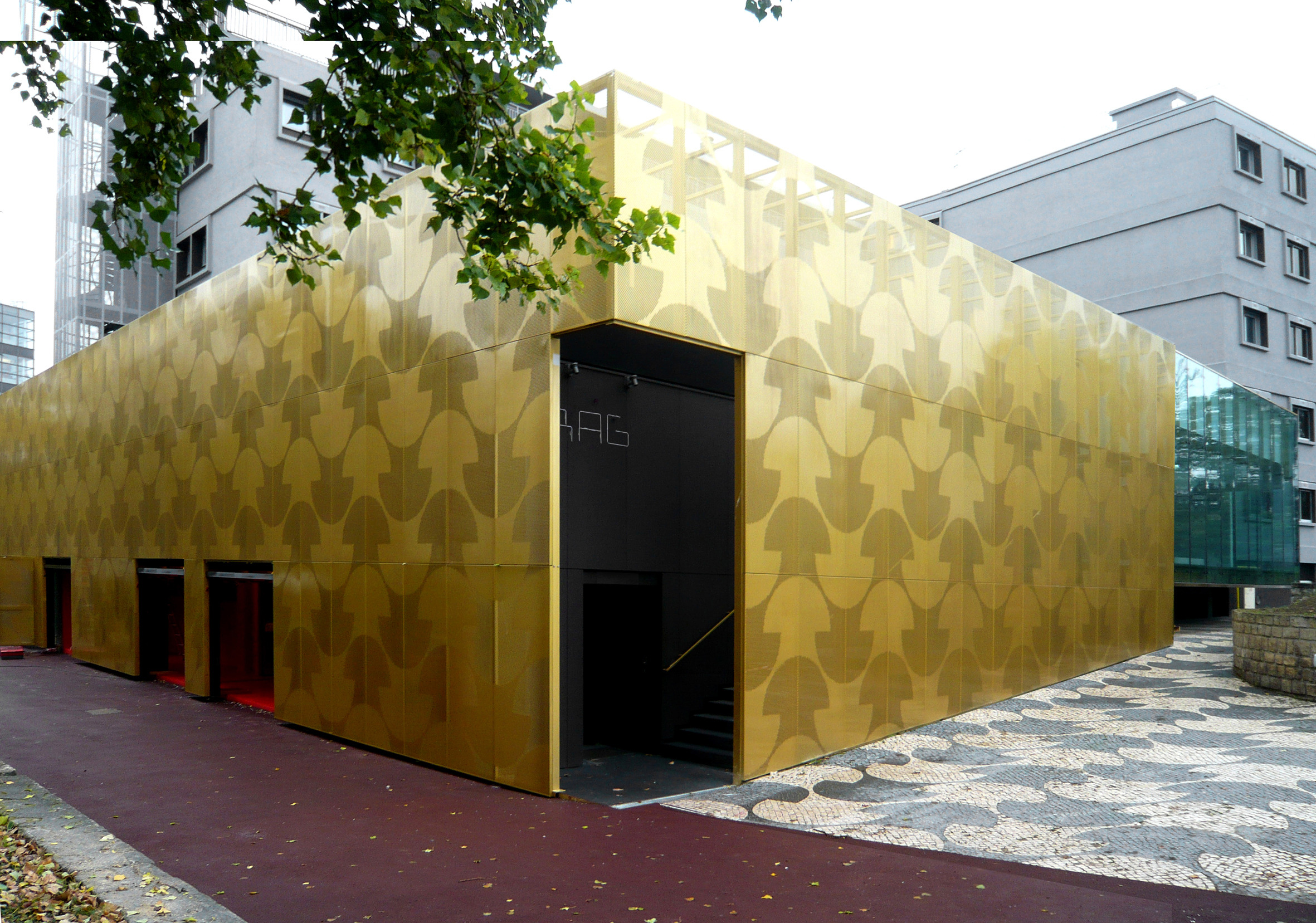 巴黎葡萄牙公寓翻新记 | 战舰灰立面展现独特魅力-5