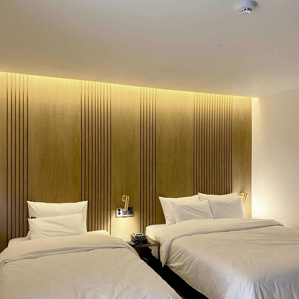 简约酒店设计典范 | 白色木纹诠释温馨空间-12