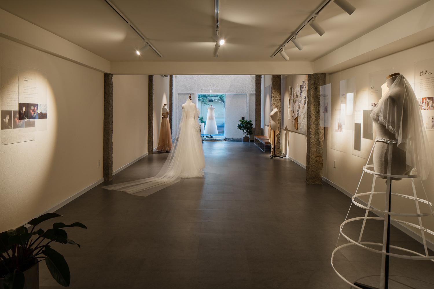 越南 Da Nang Euphoria Bridal Gallery 时尚婚纱店设计-37