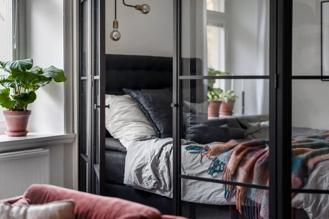 瑞典大型工作室的卧室玻璃隔墙设计-7