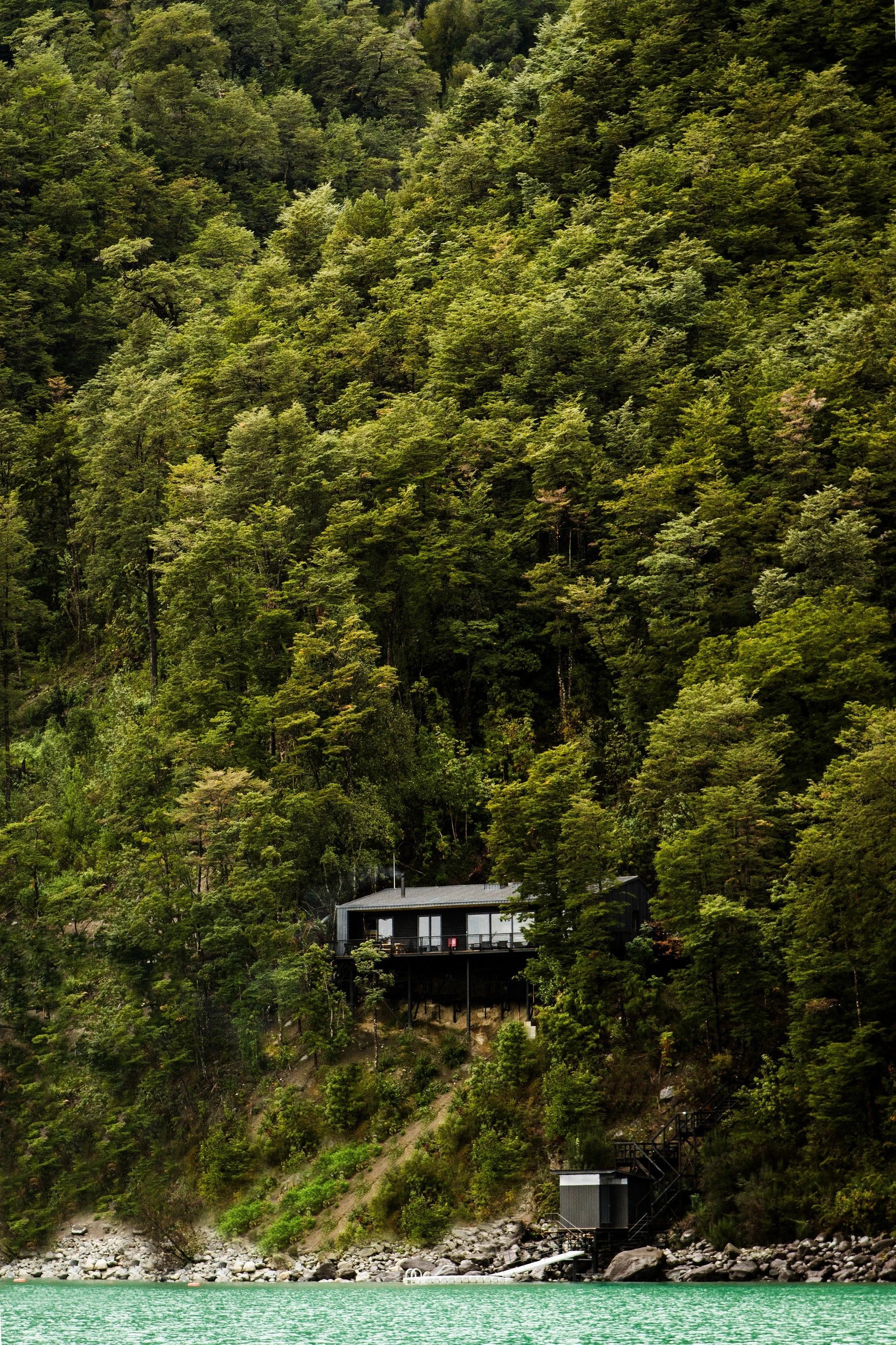 智利湖畔惊现梦幻木质住宅-12