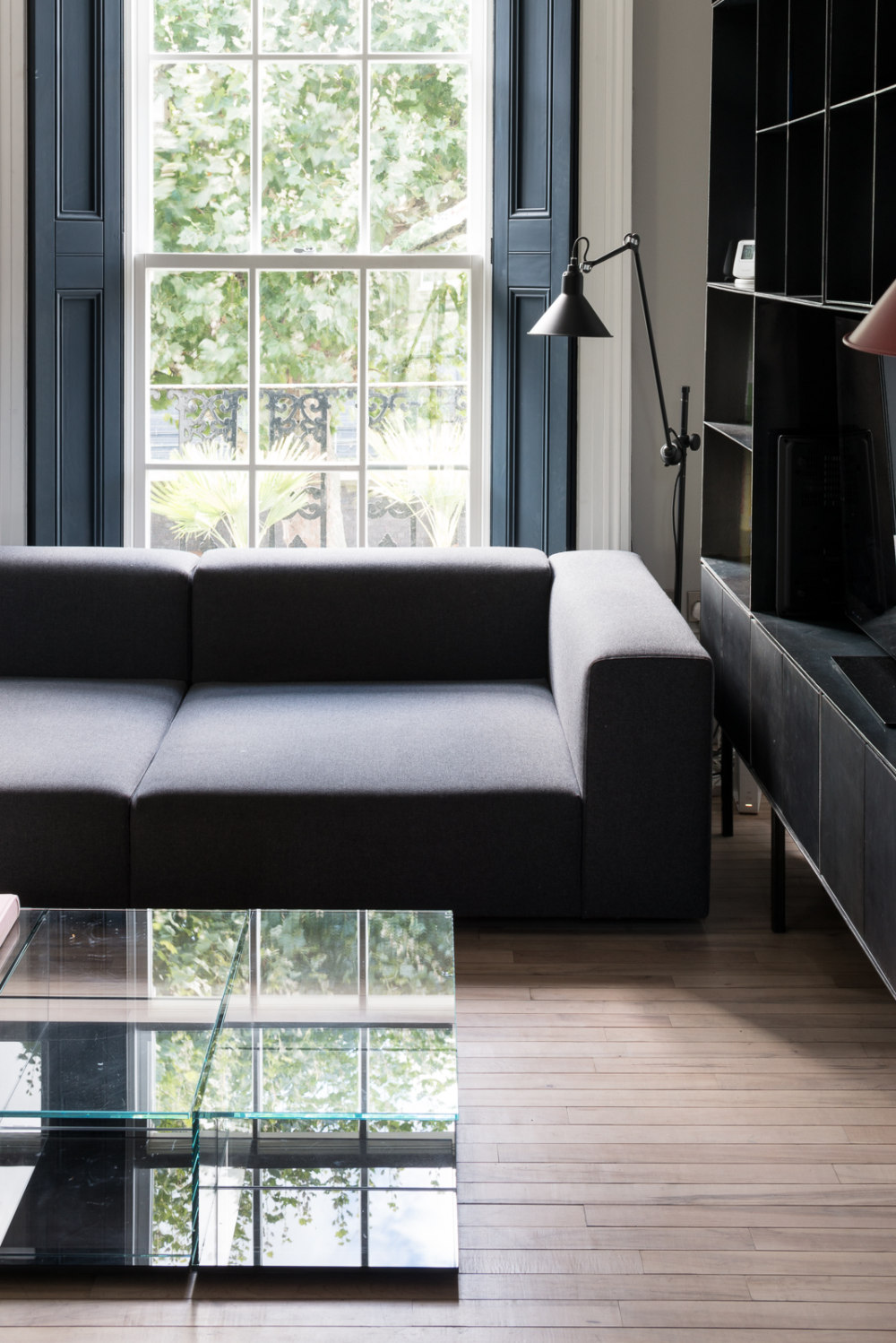 伦敦六套深色调戏剧性空间设计-2