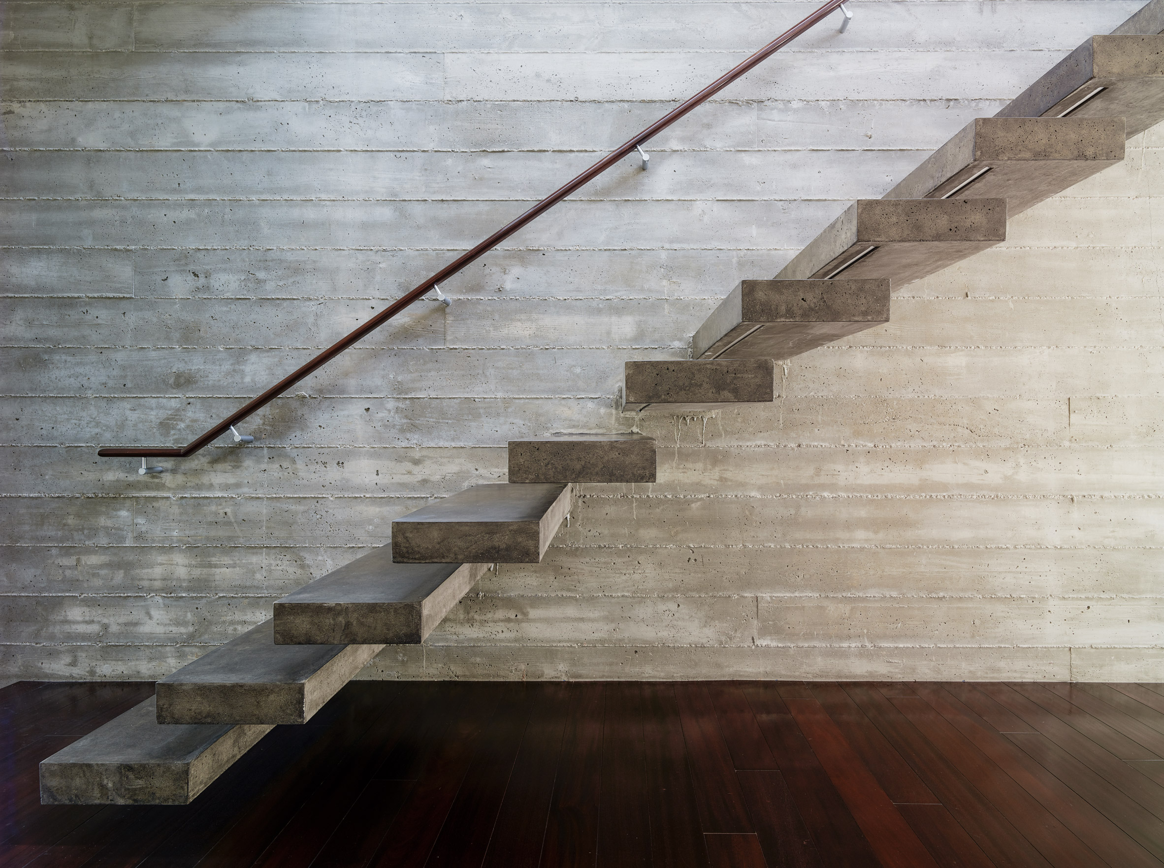 Eric Rosen embeds asymmetrical house into Los Angeles hillside-13