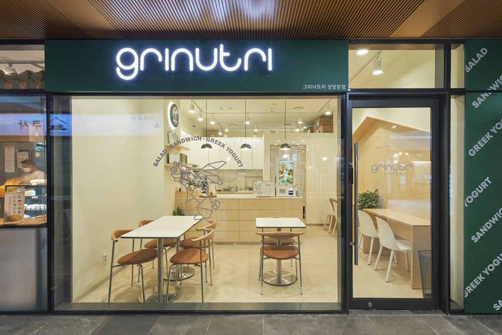 十坪现代简约双色酸奶店设计，展现极简美学魅力-2