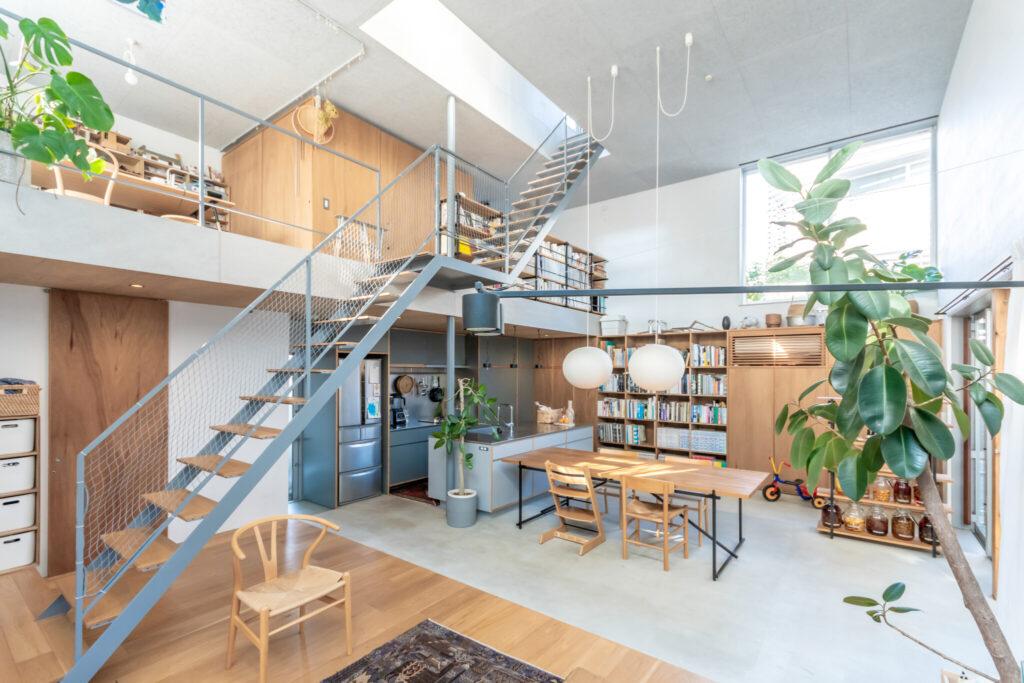 “路地庭”と“屋根庭”のある家　吹き抜けの窓を開けると心地の良い半屋外空間に | Architecture | 100%LiFE-2