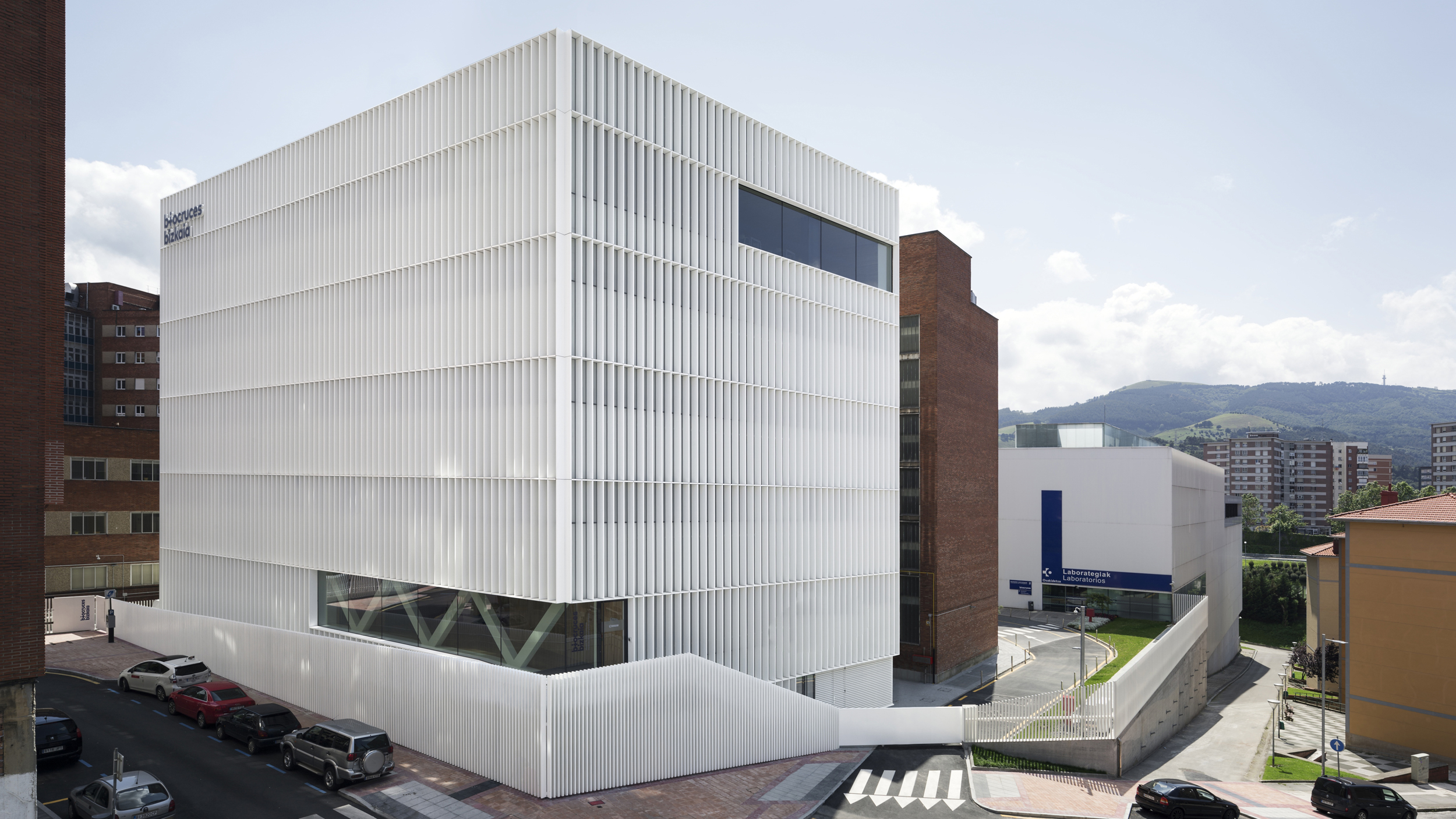 白色网格立面的新医疗建筑 | Idom 的生物十字学院设计-0