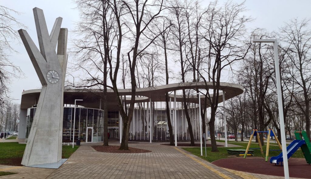 维尔卡维什基斯市公交站时钟雕塑丨立陶宛丨考纳斯建筑师金塔拉斯·巴尔丘蒂斯-30