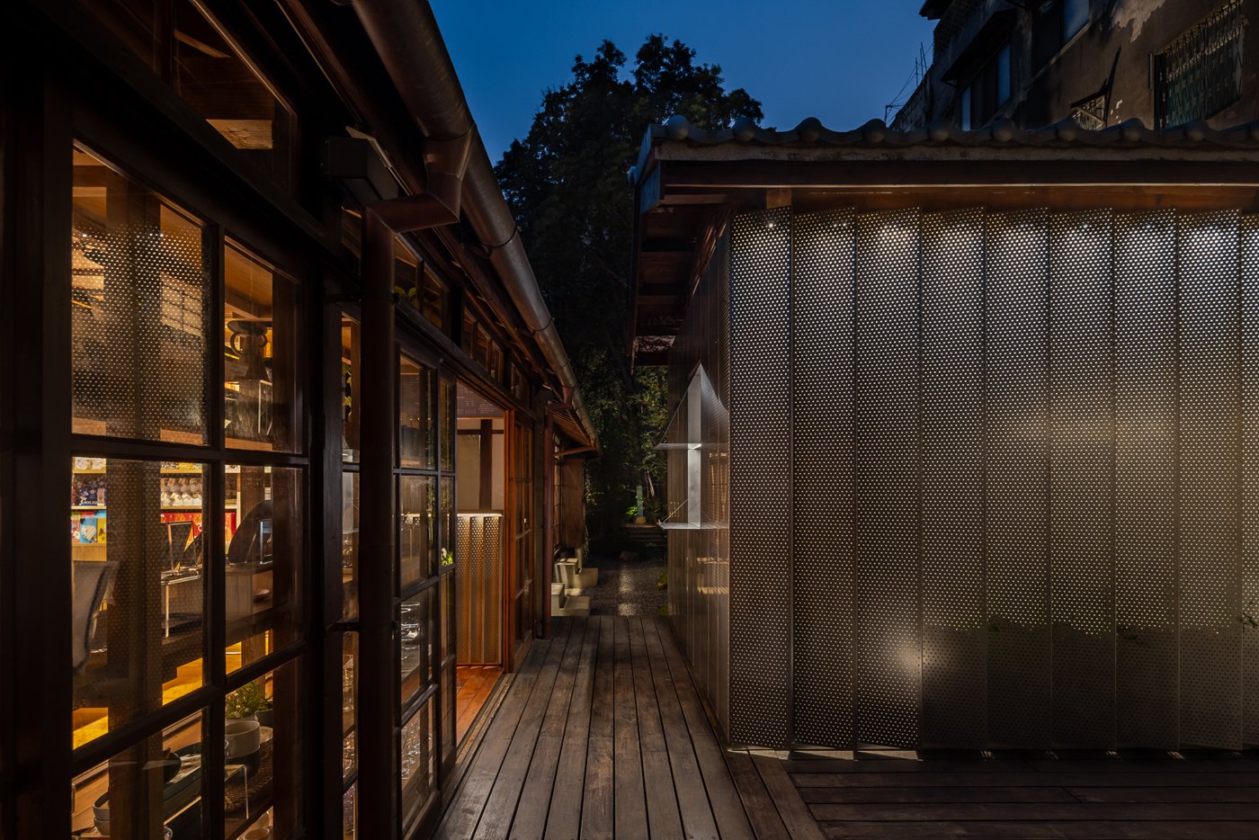 以金屬沖孔板演繹「融合與再現」的建築宣言：「COFFEE LAW 山物所」在日式庭園，映照百年町屋的歲月光澤和詩意 — Hey!Cheese-11