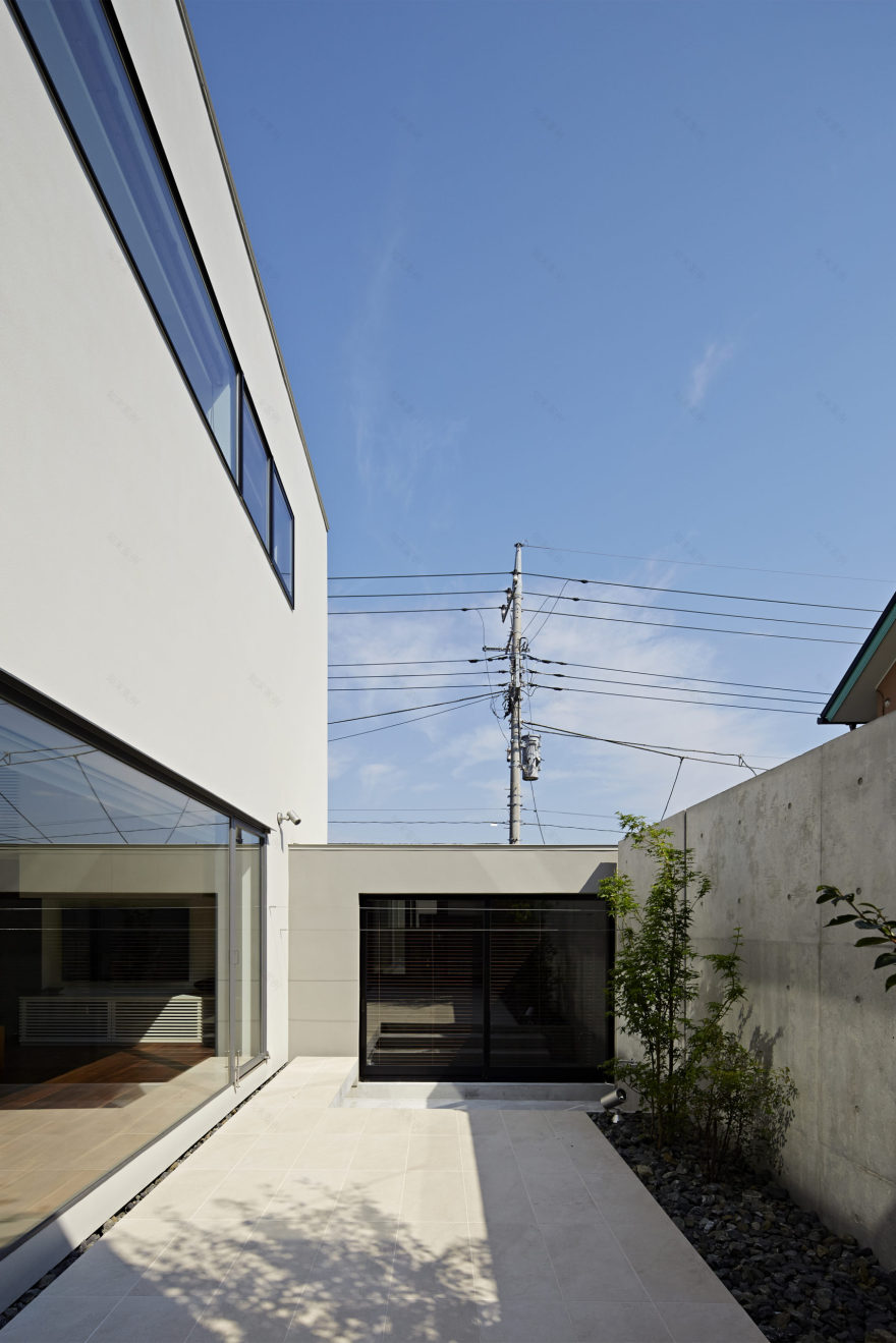 garage house with morning light courtyard | Genki Tsubasa Architects and Associates-5
