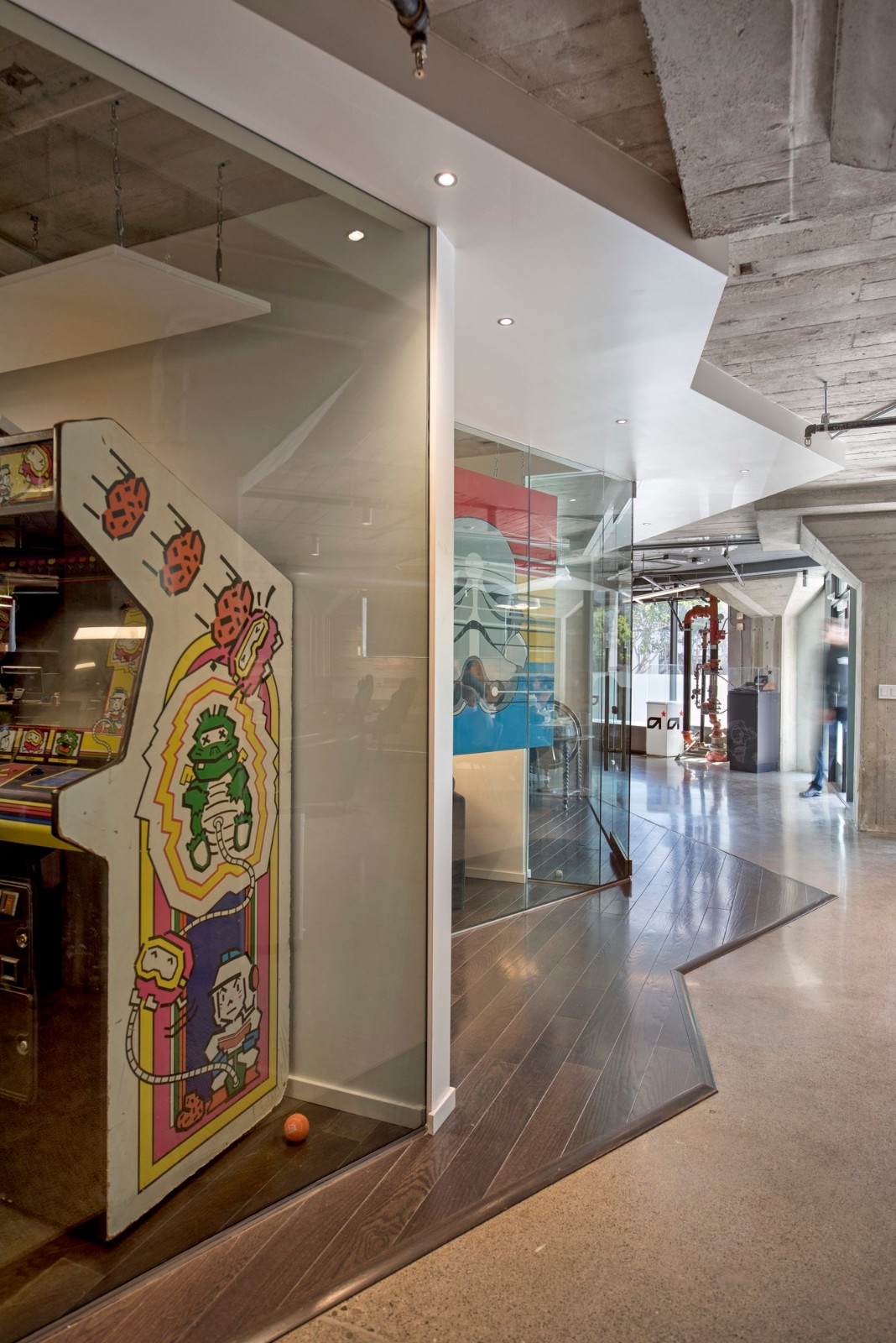 旧金山星际游戏办公室，顺应独特建筑设计的几何折面空间  Costa Brown-7