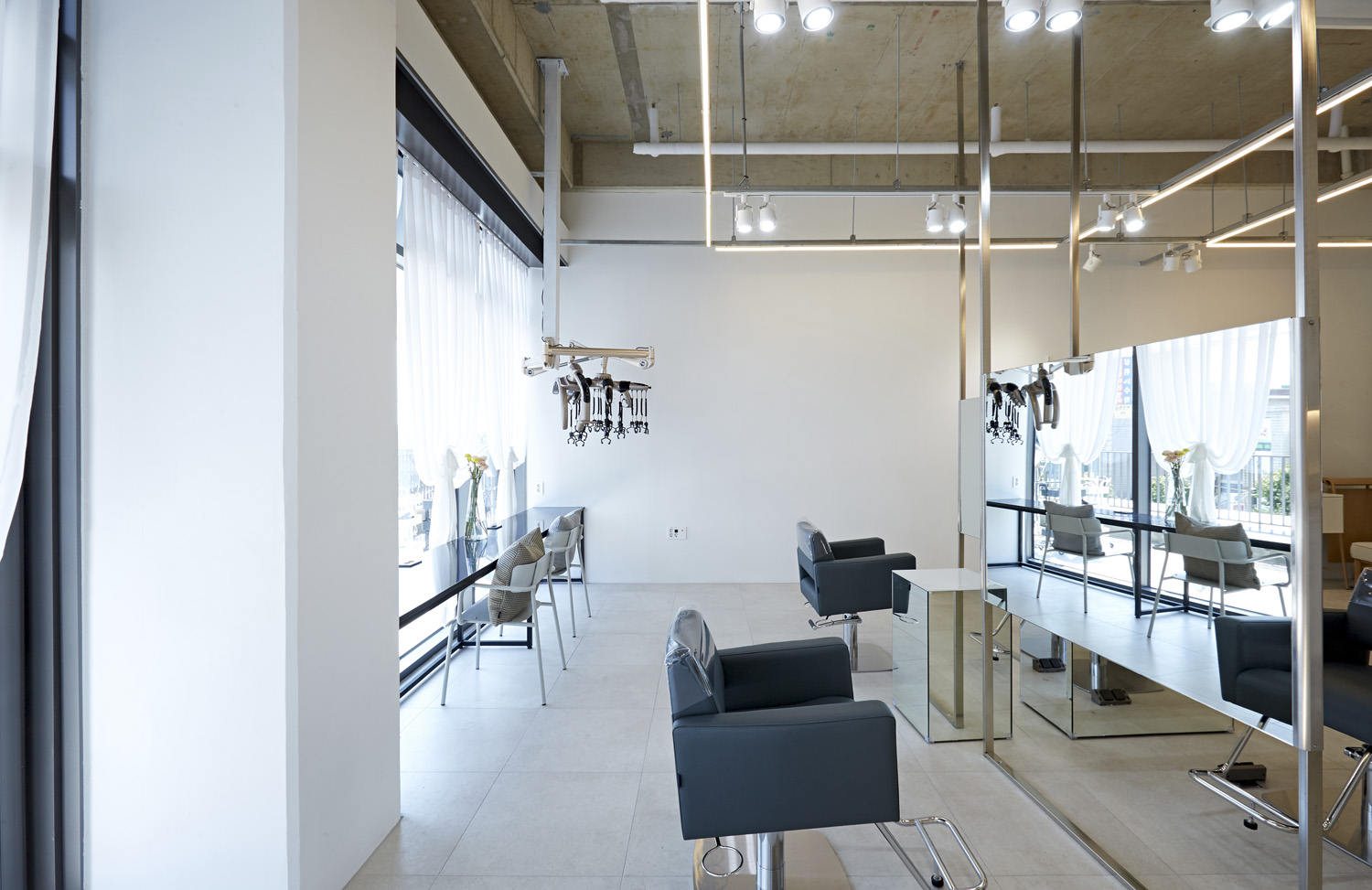 20 平米美妆店的现代风格设计-13