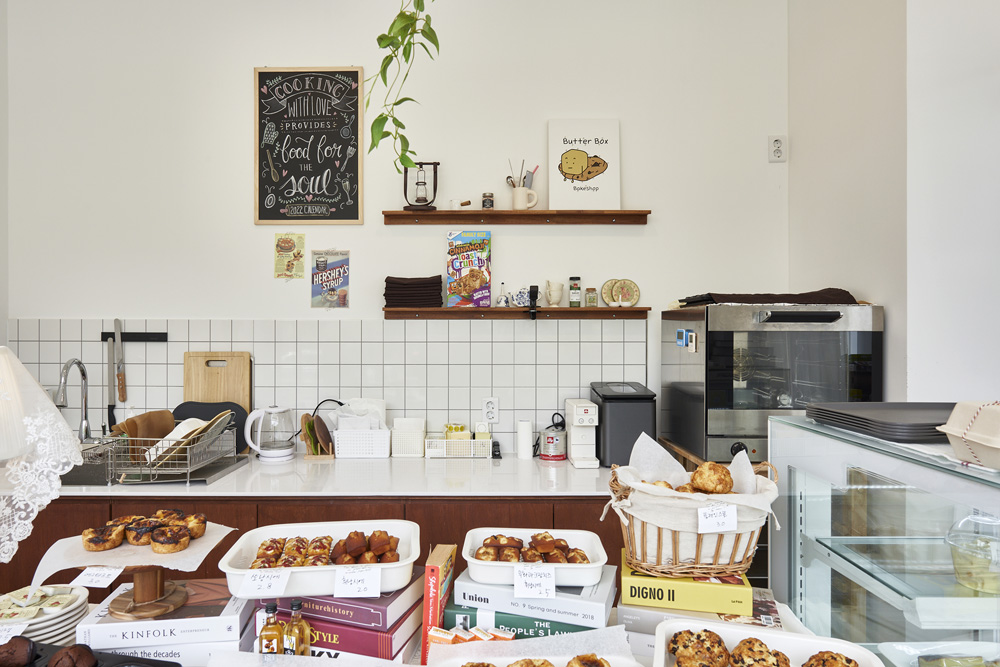 白色与木质，简约的 7 平小咖啡厅设计-6