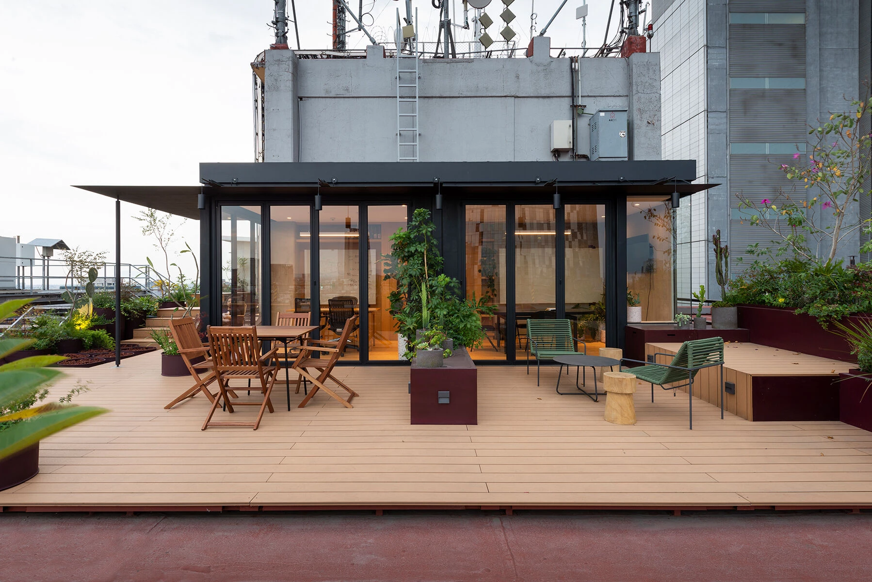 墨西哥城繁忙大道上的空中办公室改造-8