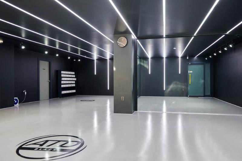 现代氛围的 50 平汽车美容店设计-8