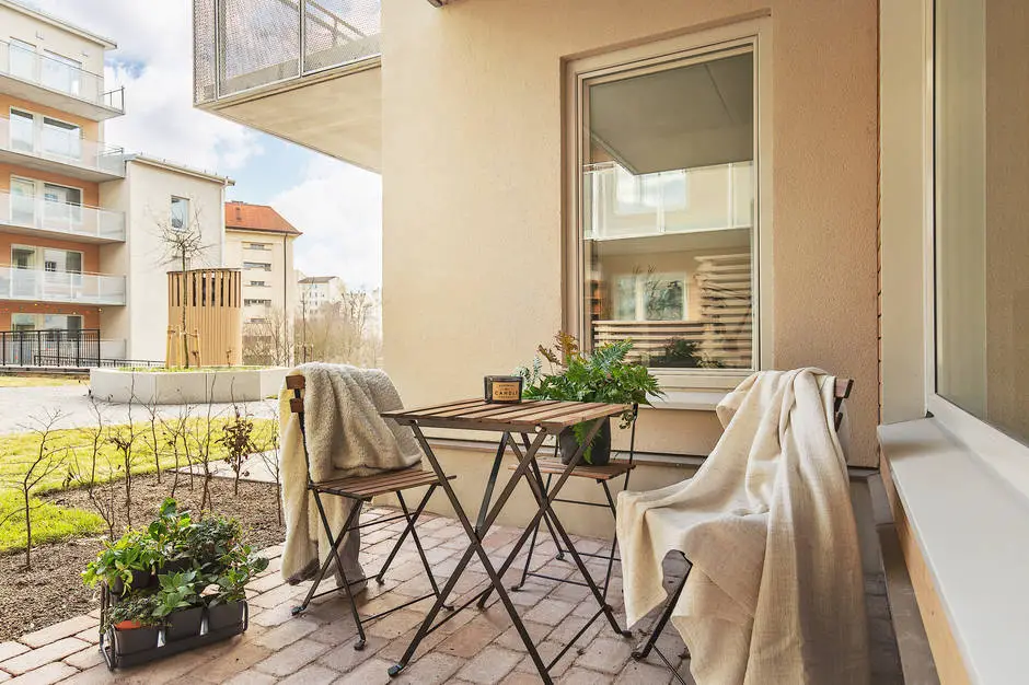 巧妙改造！衣架变客厅照片展示架-19