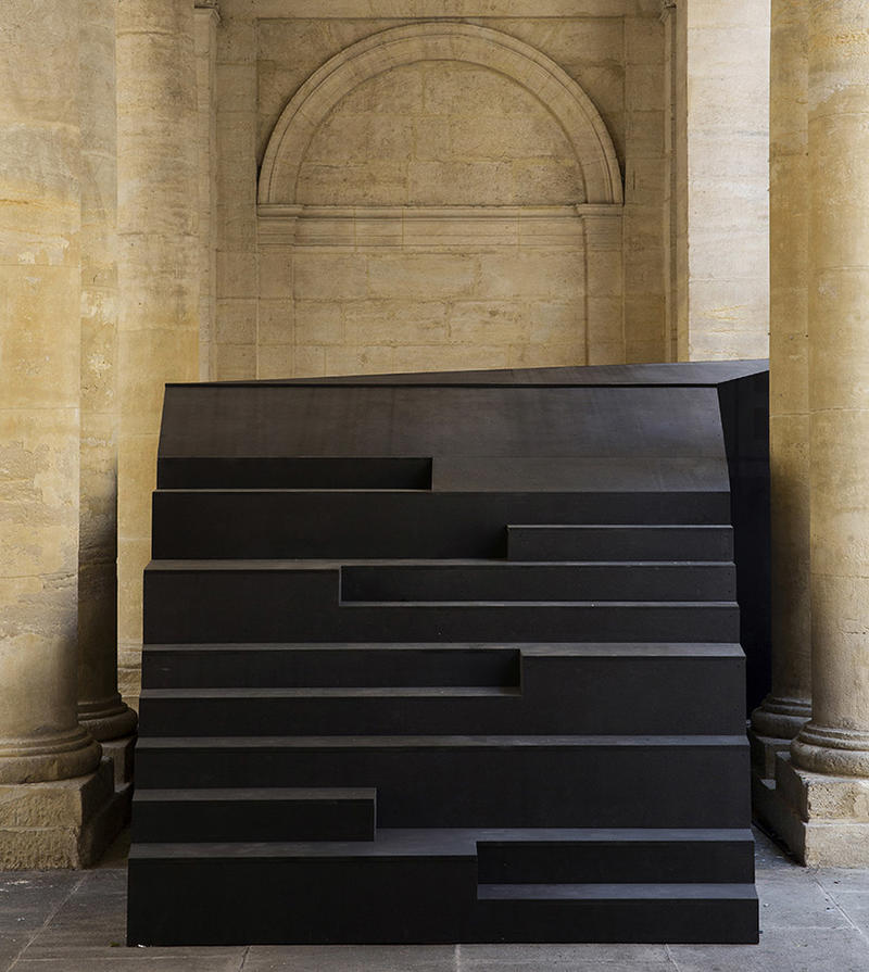 融合差异与力量，盘曲在石柱间的黑色建筑-3