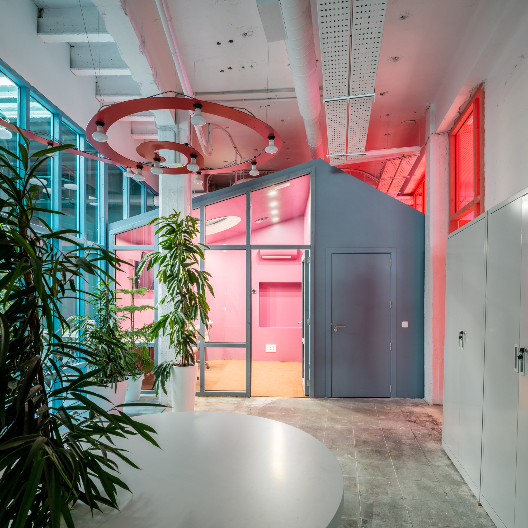 Office and Set of TV Ponyo en el Garage / Fast and Furious Production Office-23