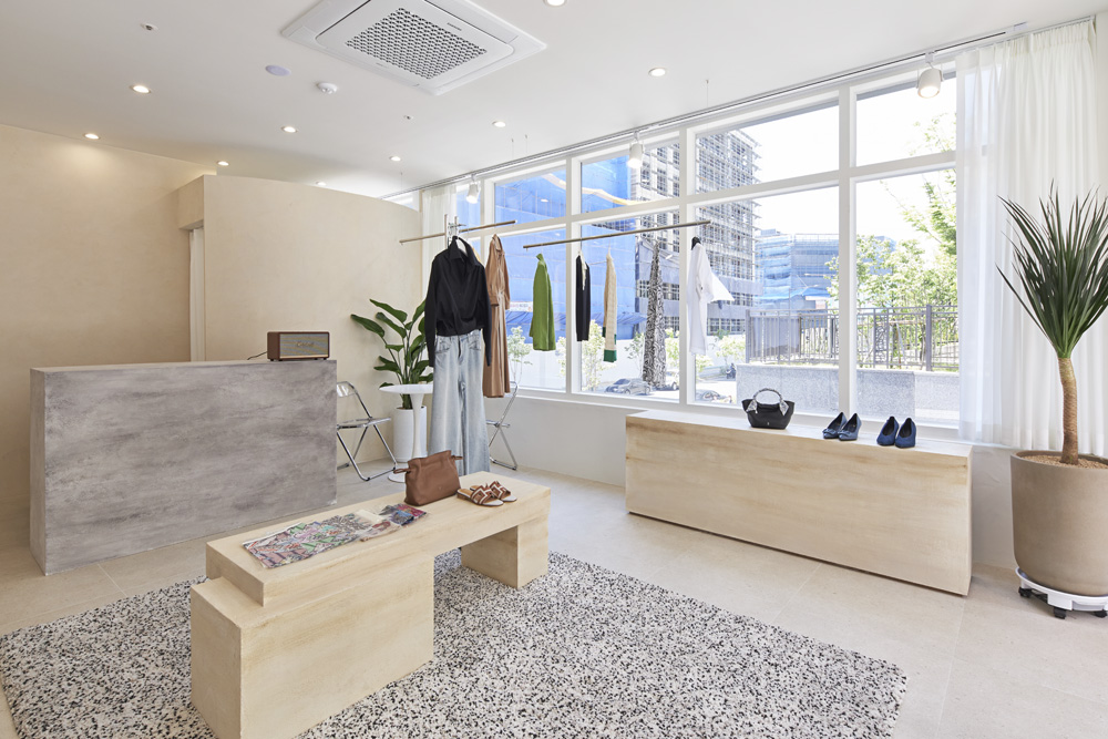 白色与木色的极简时尚 | 10 坪服饰店的感性设计-6