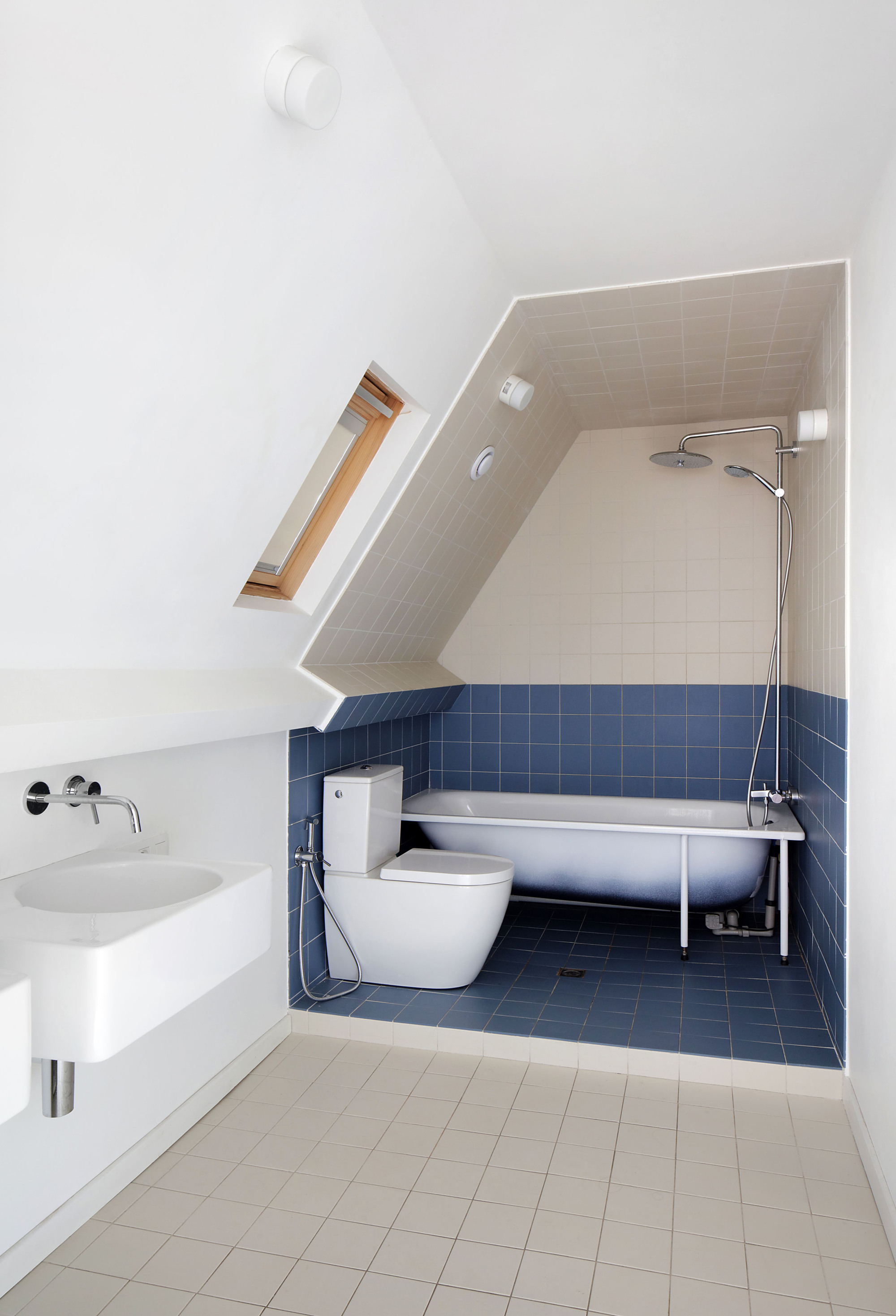 Meandering Furniture Villa Renovation / Atelier Tom Vanhee-37