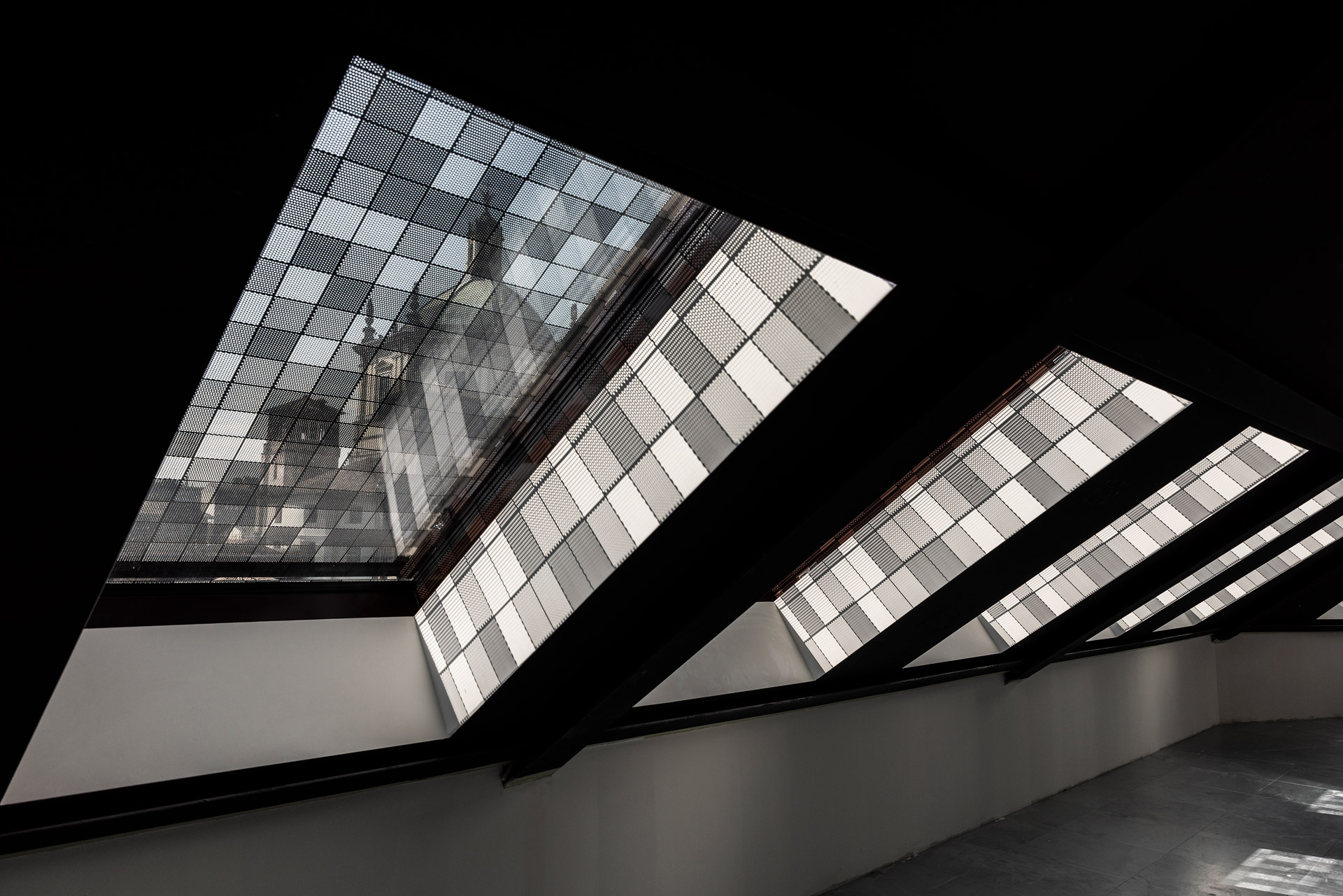 米兰“玻璃建筑”重现历史对话，公园景观与城市空间完美融合-17