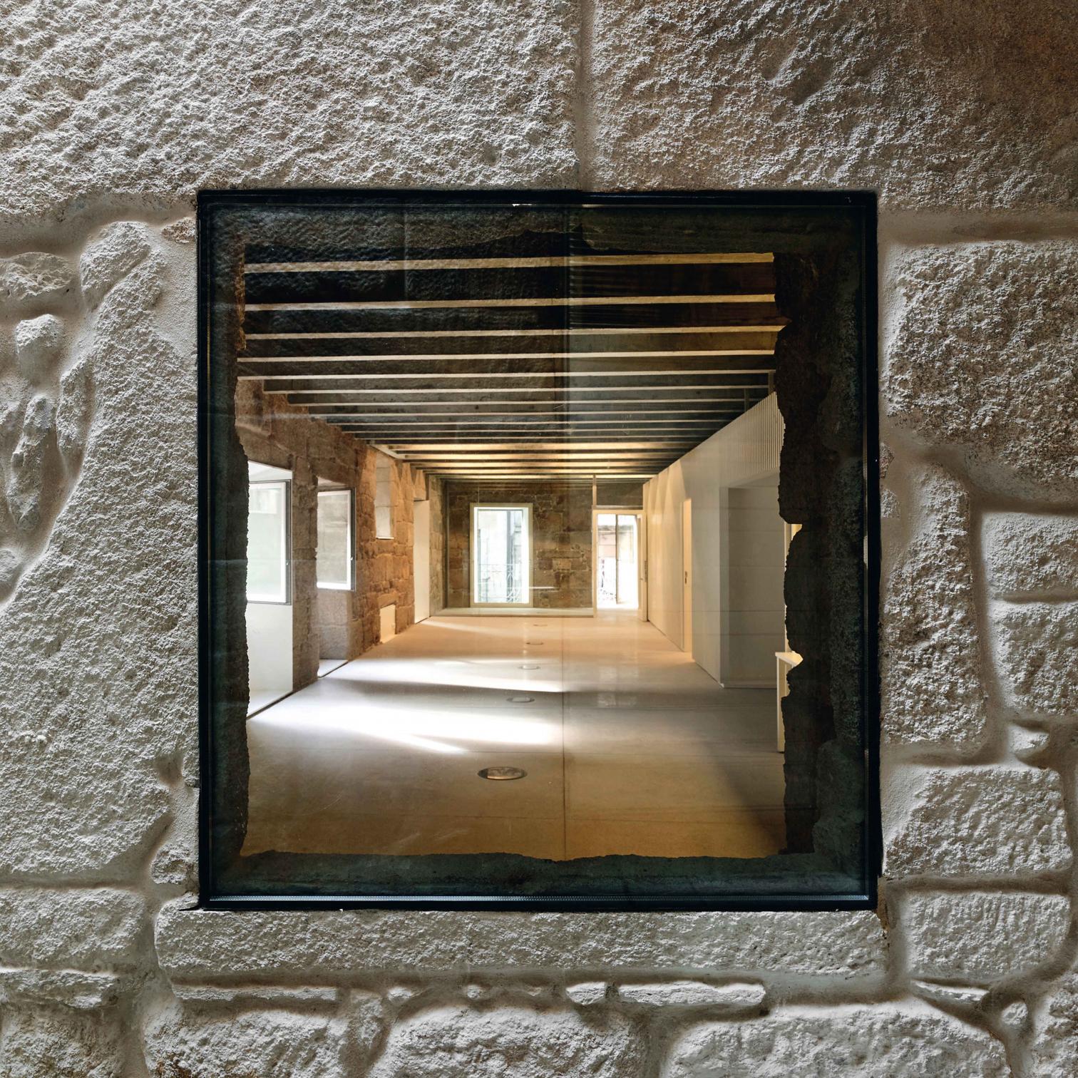 历史遗迹中的现代公共空间——西班牙比戈房产登记处新址-19