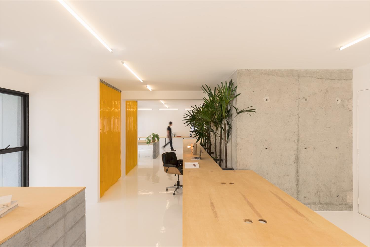 巴西 AE.digital 办公室 | 混凝土、木头与砖头的创意组合-1