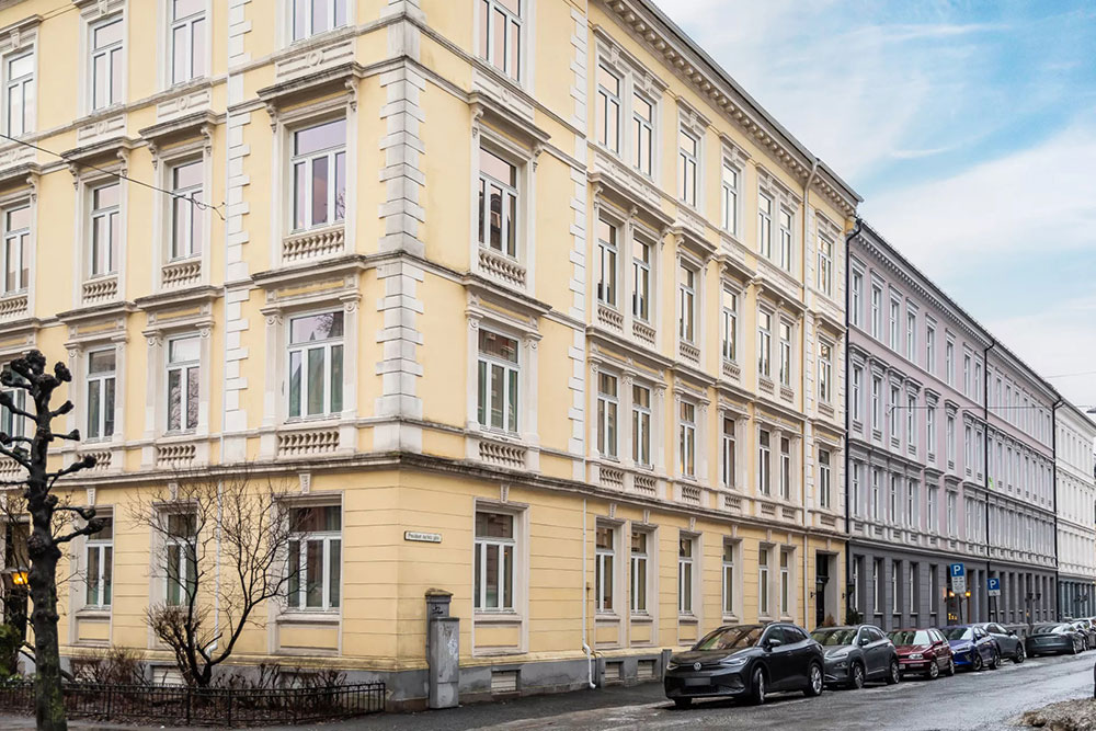 挪威首都时尚公寓,红色沙发成为点睛之笔-24