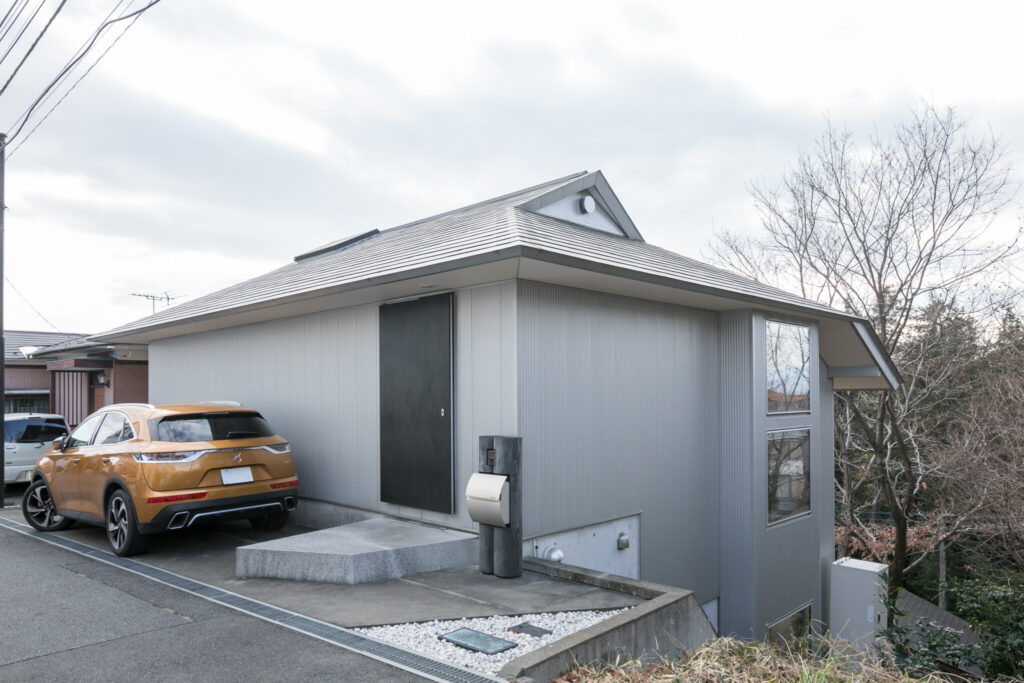 新月に伐採した木で造る家 洞窟で暮らす安心感と、森の力に共感する住まい | Architecture | 100%LiFE-13