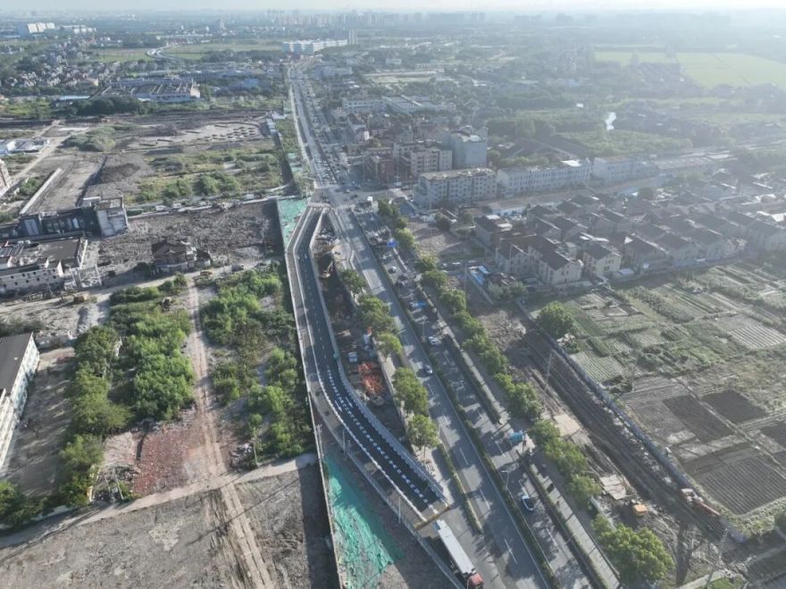 一建集团北青公路改扩建工程迎来新进展:徐乐北路站一阶段北侧保通道路完成翻交-18