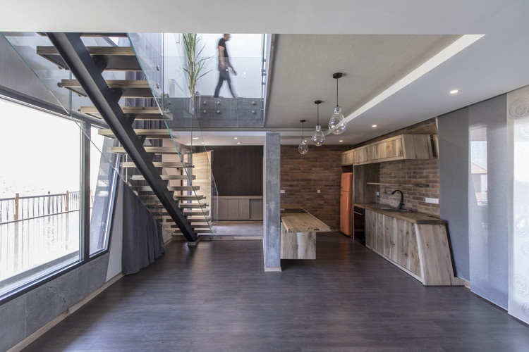 伊朗马库边陲别墅 | 解构山墙屋顶，融入自然景观-5