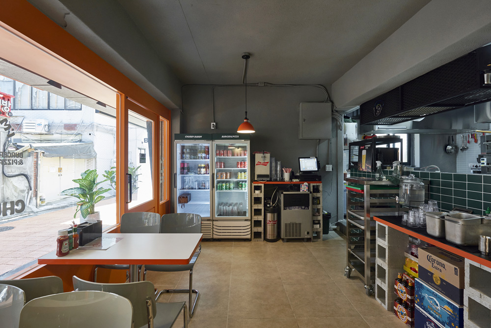 20 平米橙色亮点披萨店，打造极致室内空间-6