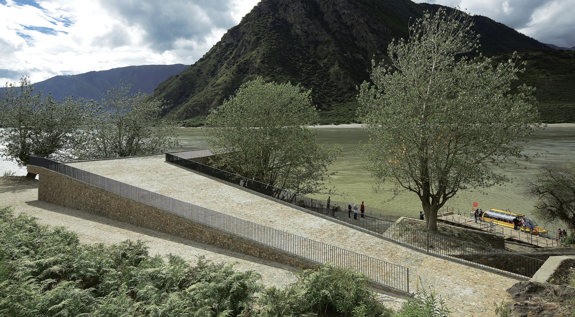 西藏雅鲁藏布江畔的船运终点站-8