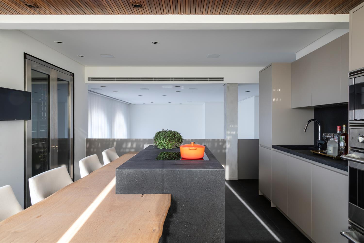 巴西 SP 住宅 | 金属折叠楼梯设计，双层高客厅与泳池完美融合-8