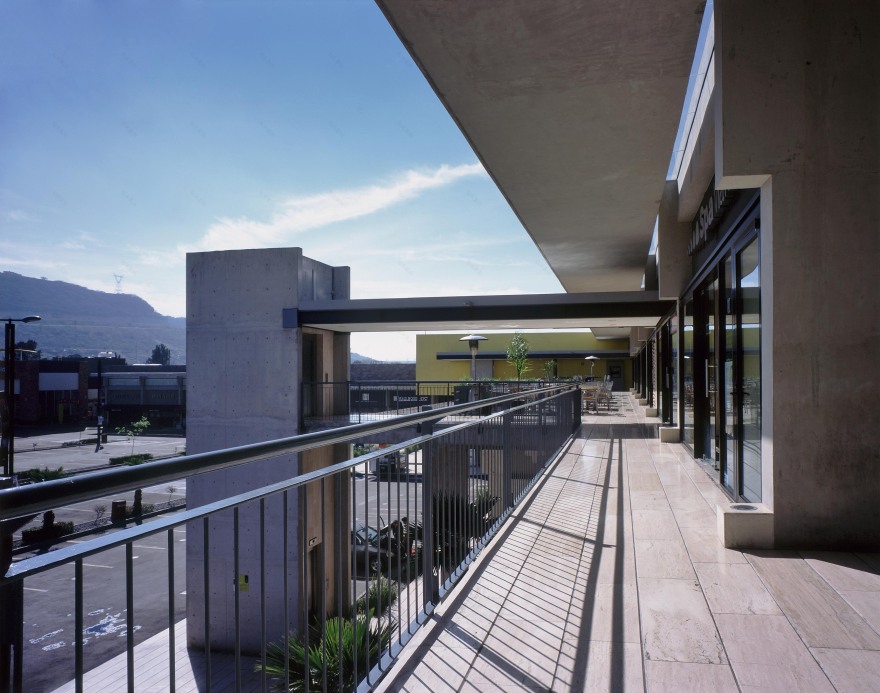 利用地形优势打造的商业中心-11