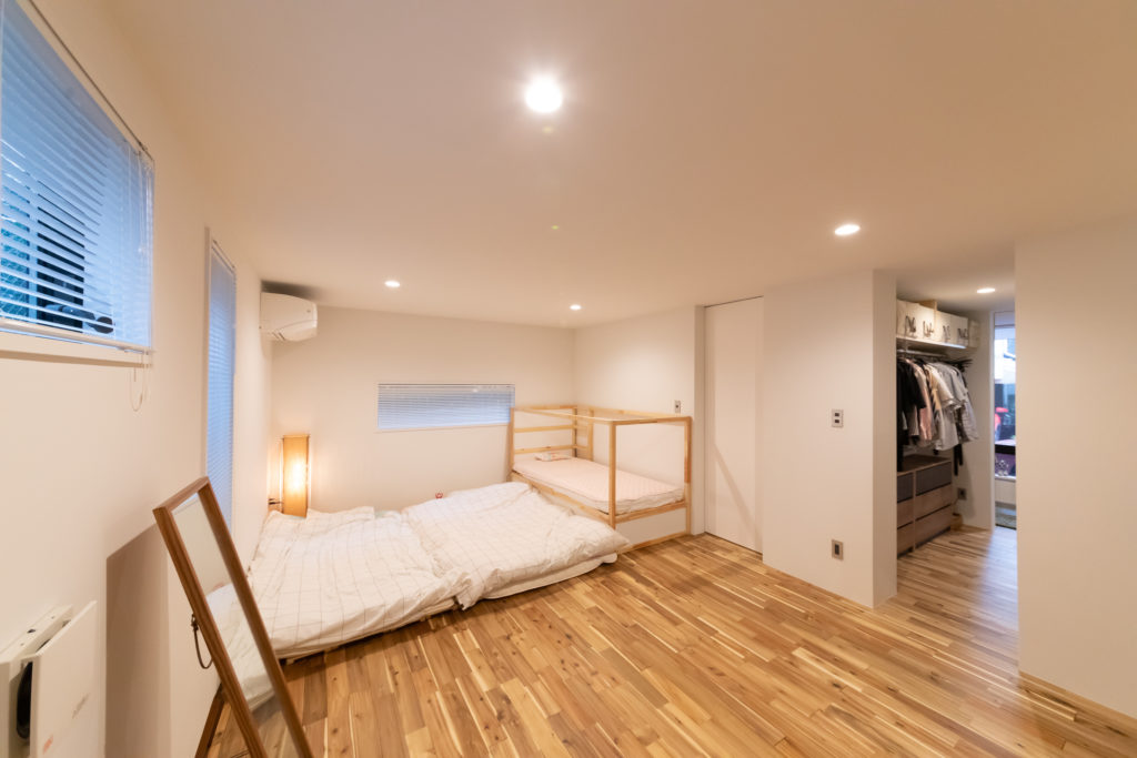 家族がほどよくつながる多目的な高床と空庭をもつ職住一体の住まい | Style of Life | 100%LiFE-16