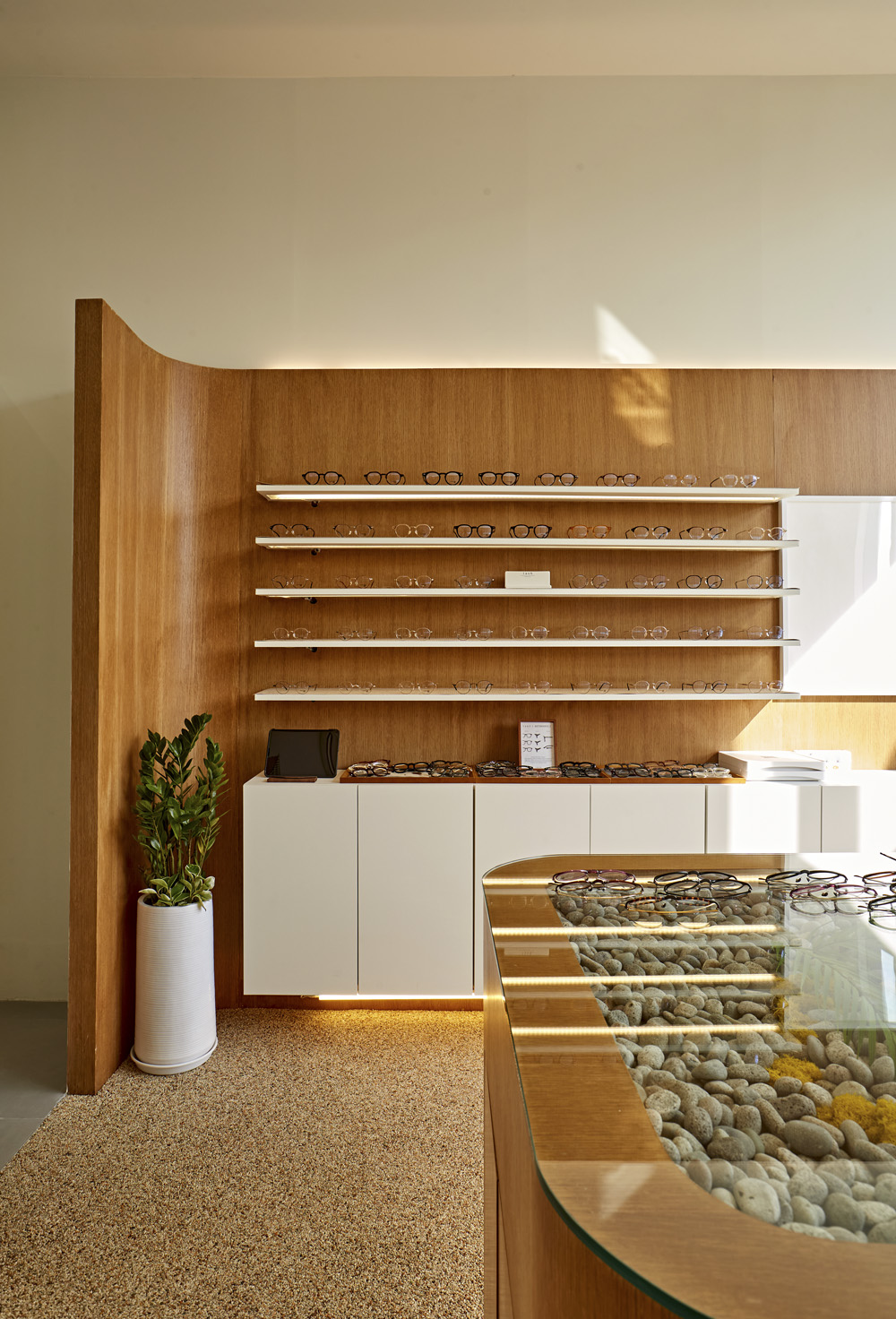 白色与木色，打造 11 平米极简眼镜店-13