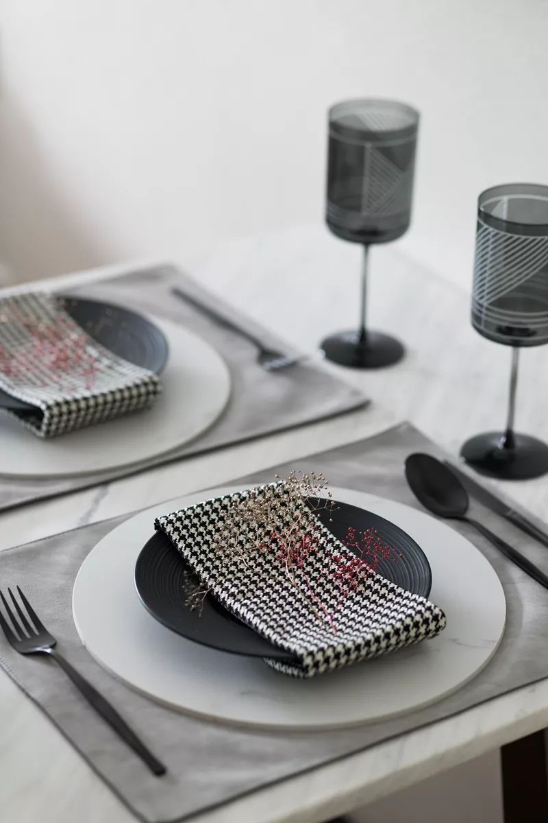 融创海南太禾小镇样板房 | 红与黑的低调高雅-33