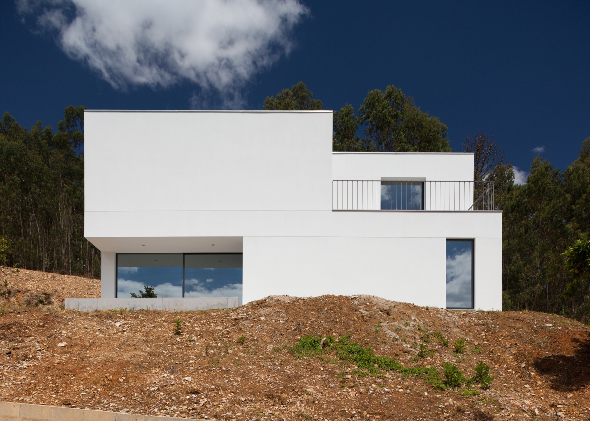 葡萄牙 Agueda 住宅——地形与空间的完美融合-17