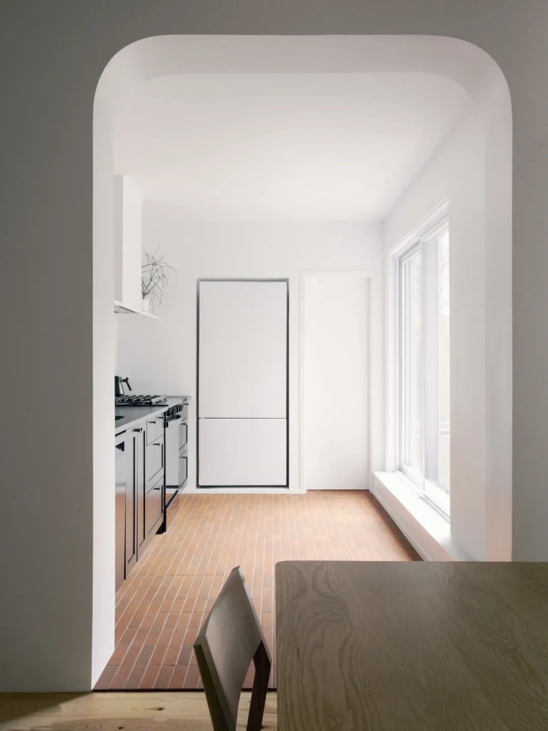 加拿大蒙特利尔 Waverly Residence 公寓，极简厨房模糊室内外生活-14