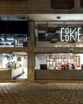 Solo Arquitetos 打造巴西 Cookie Stories Cafe，呈现温馨居家氛围