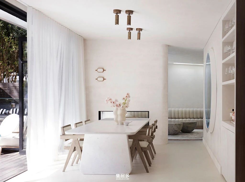 外立面黑色与内饰乳白色调形成鲜明对比的悉尼豪华海滨别墅-6