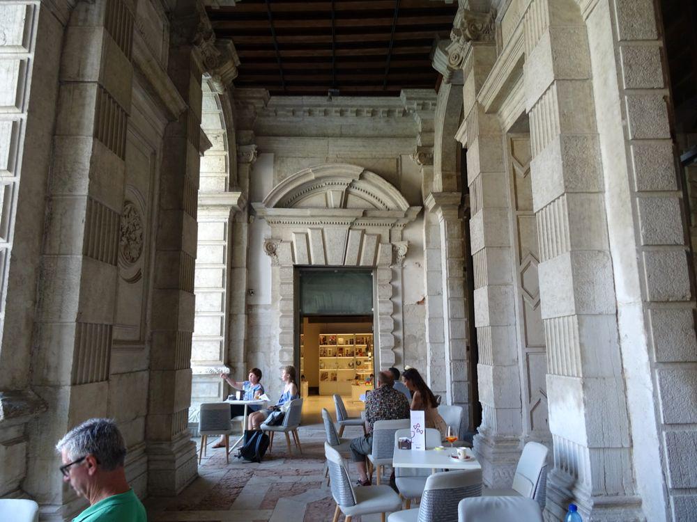 カ・ペーザロ | イタリア の建築【世界建築巡り】-51