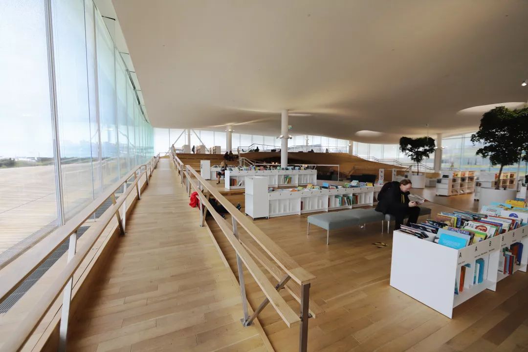 赫尔辛基中央图书馆 | 木质拱形结构的动态空间-48