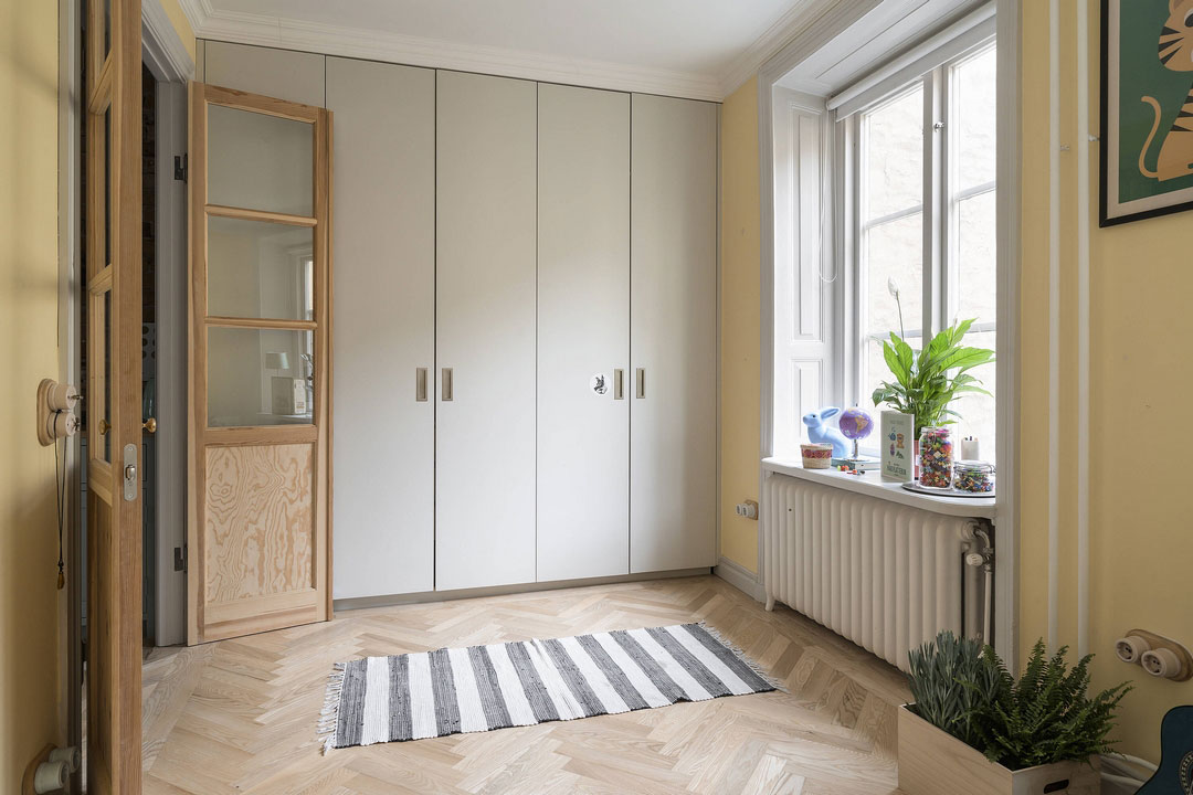 斯德哥尔摩蓝色墙壁与复古木门的时尚公寓-19