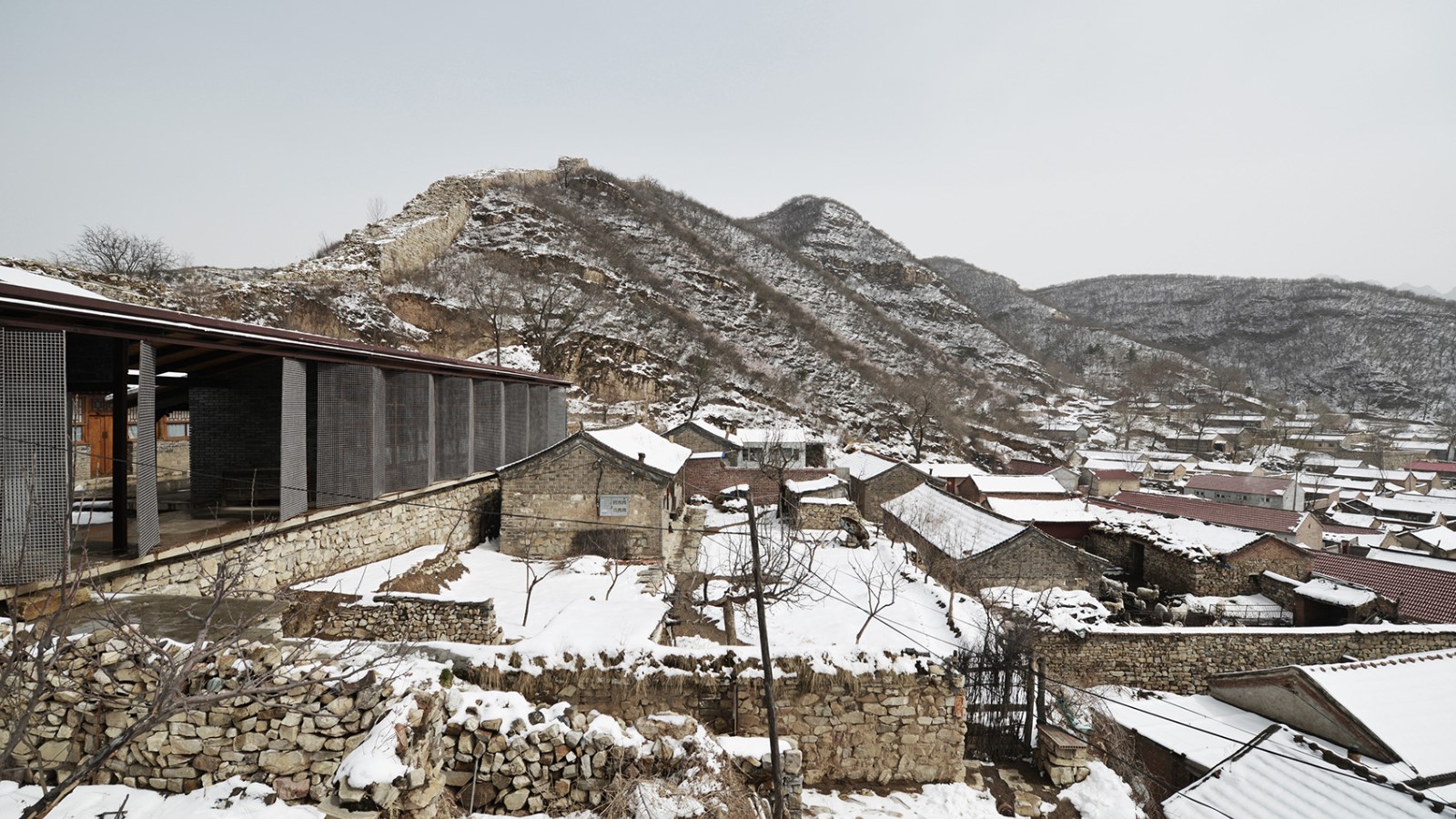 长城脚下“侧漏”的院落 | 巧妙应对用地难题-3