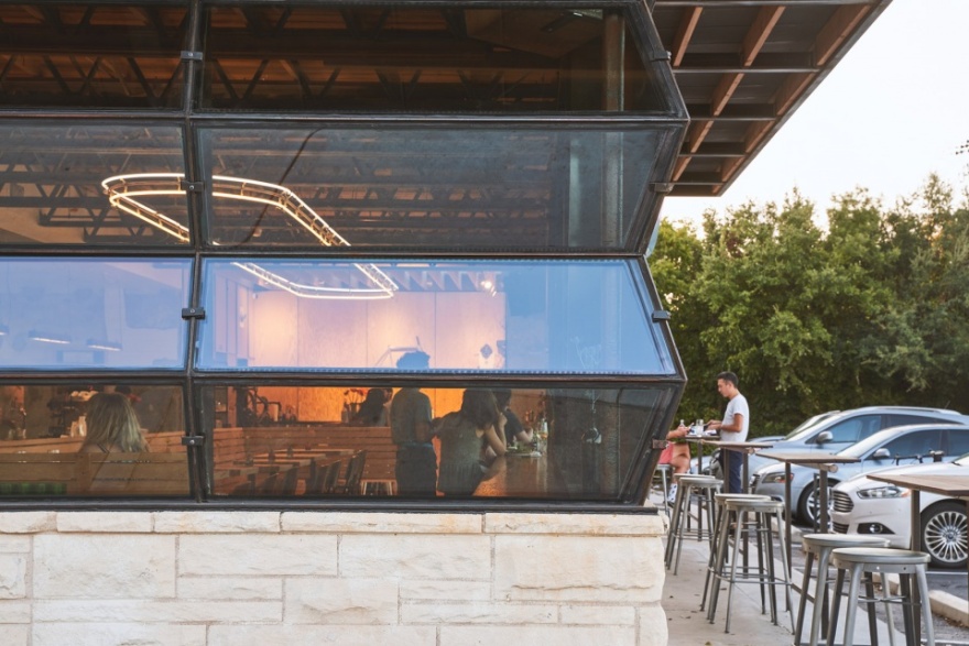 折皱立面,展现天空之美——Meteor 咖啡++ 自行车店-12