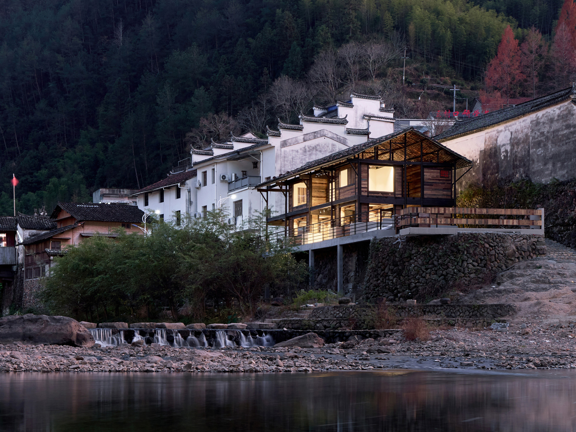 Renovation of the Old Riverside House / Ref Architects + 0.5m Studio-31