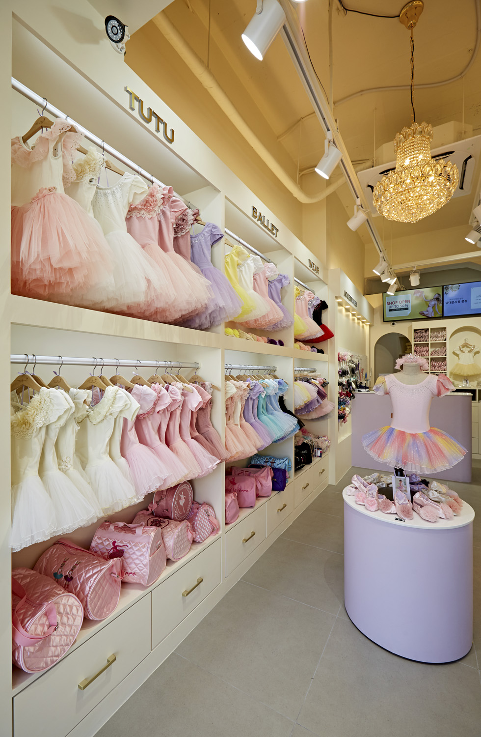 可爱六平米店铺，展现精致百货设计魅力-9