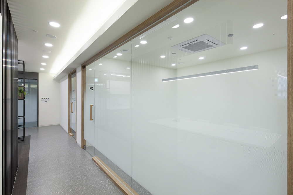 白色调打造 75 平米时尚办公空间-14