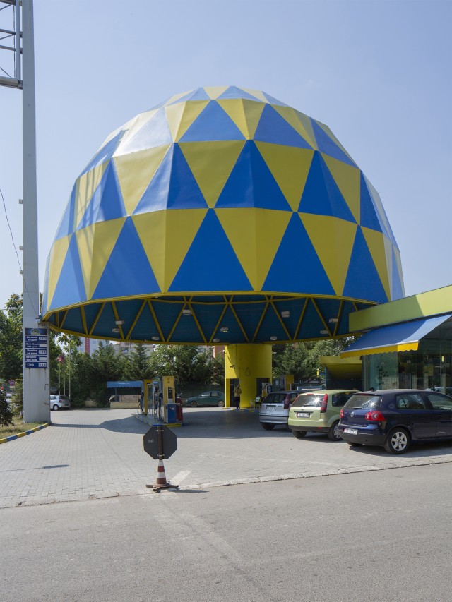 欧佩特罗尔（可结合具体上下文看是否为某个特定企业或机构名，若有其他背景信息可能该结果并非唯一准确，但仅从词汇本身是通用音译）  

注：以上翻译参考了一般音译规则，若‘Europetrol’在特定语境中有固定的中文译法，请提供更多背景信息  丨阿尔巴尼亚地拉那丨51N4E-33